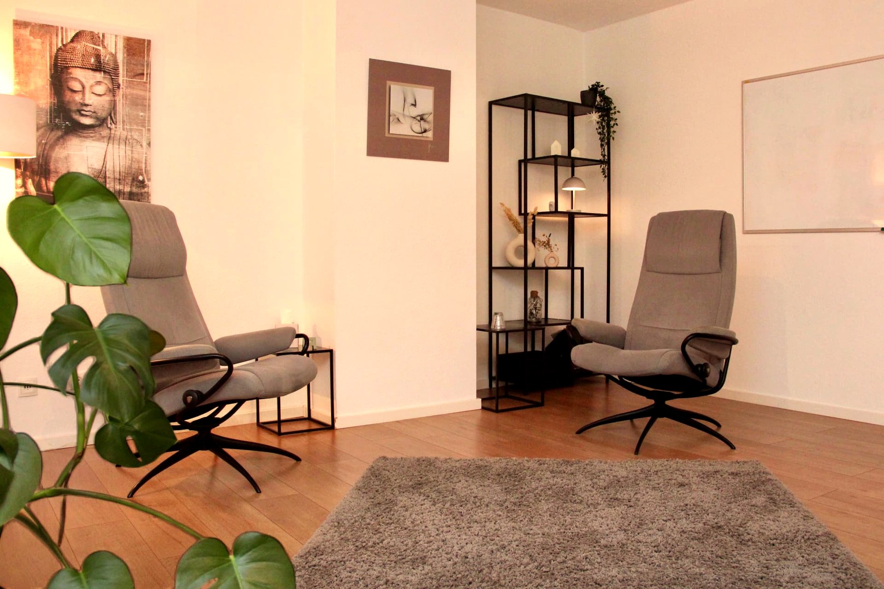 Therapieraum mit zwei Sesseln und Pflanze in der Praxis Langenselbold